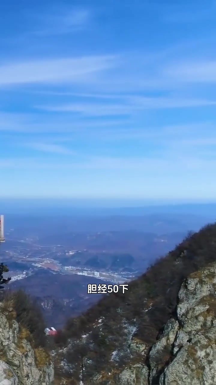 清明一到,湿气重、肝火旺,这些养生坑你别踩!穿衣别太薄——“春捂”是关键。早晚温差大,重点