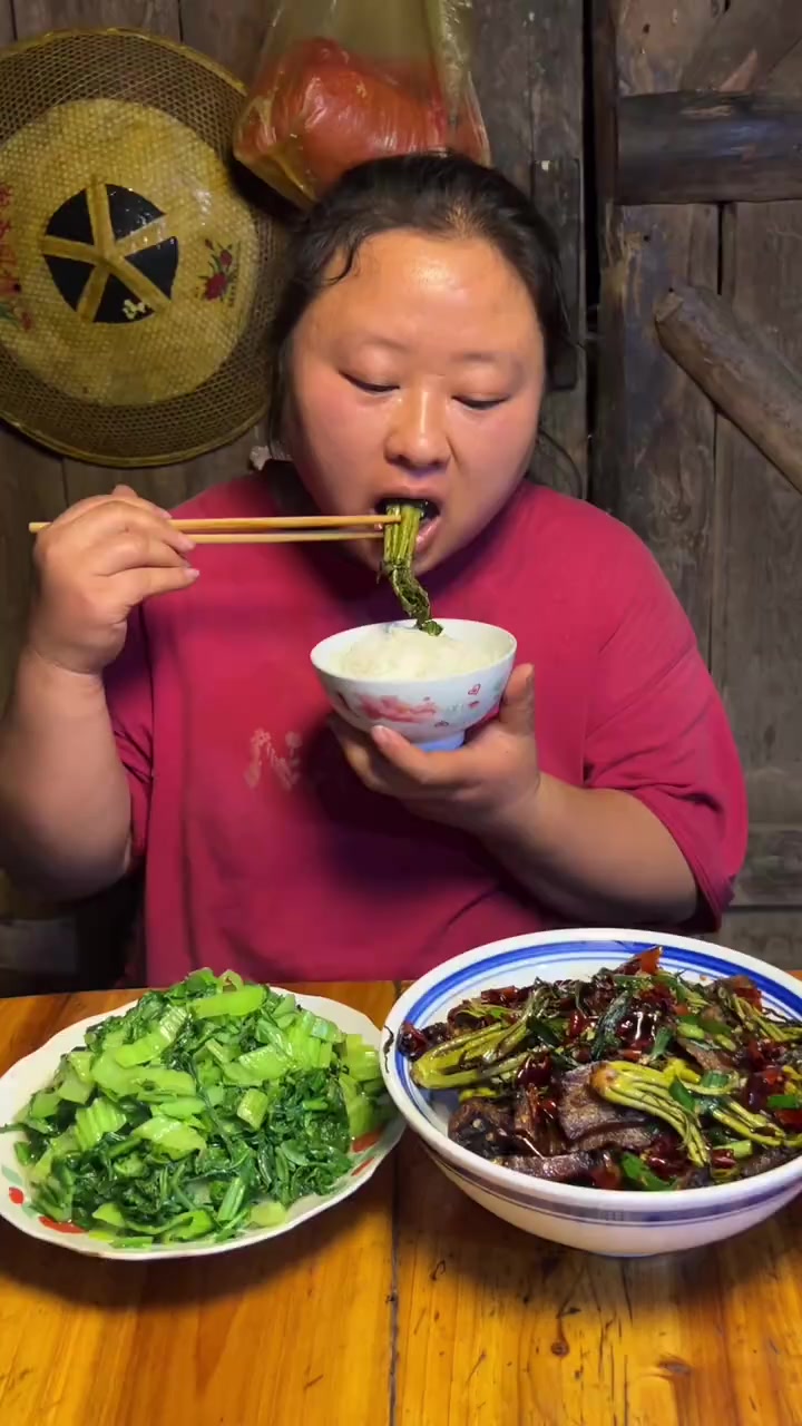 香椿炒腊肉好吃到无话形容,头茬的香椿更是香嫩