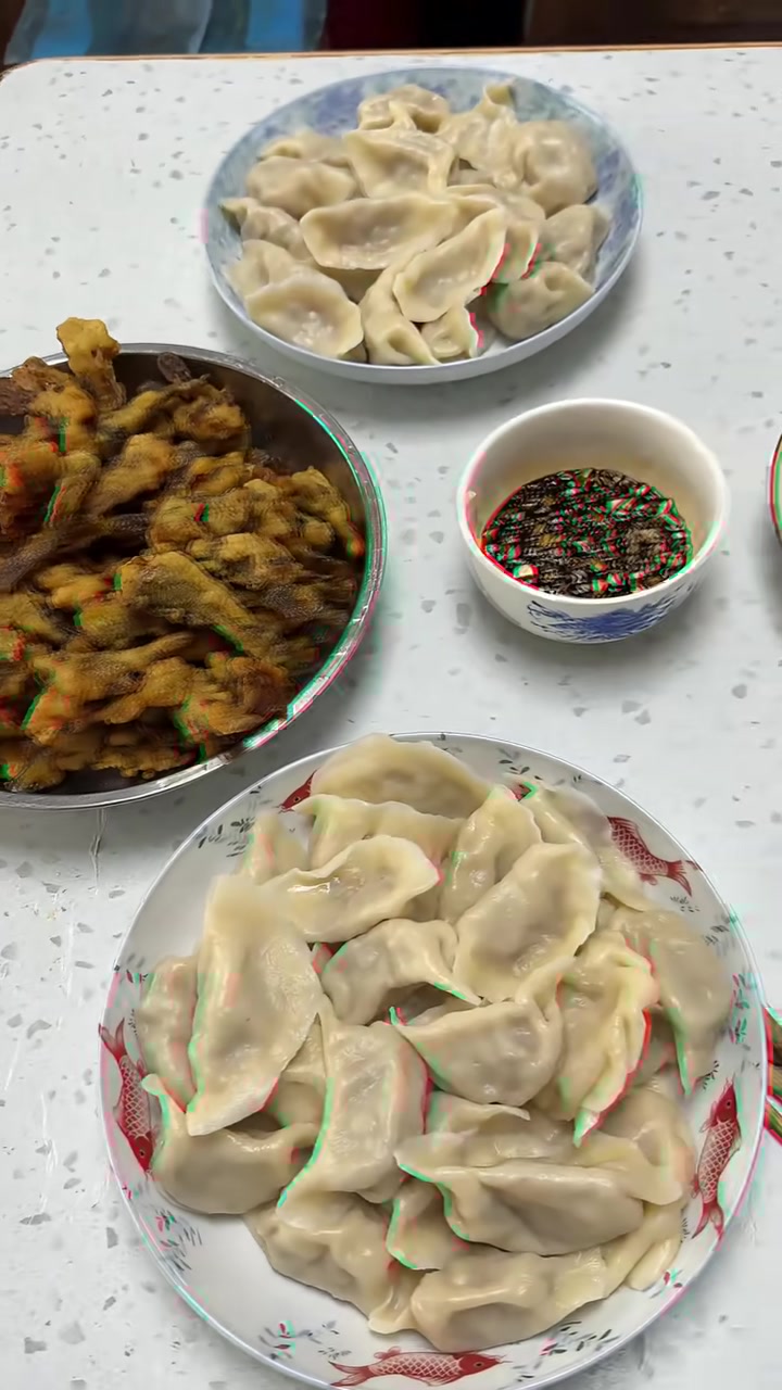 媳妇包的酸菜馅饺子,炸的老头鱼