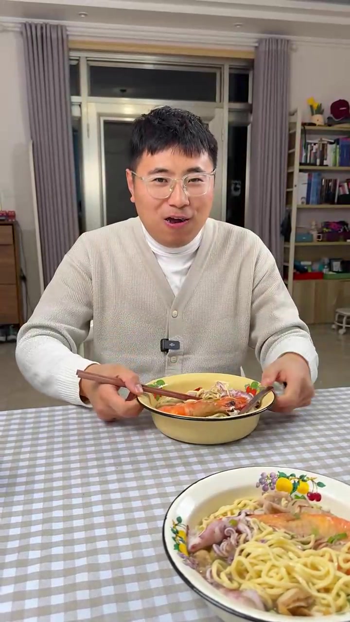 我怀孕后诗哥总想给我做点好吃的,今天我俩去码头买了2只野生海捕大对虾,诗哥在小院做了超级好