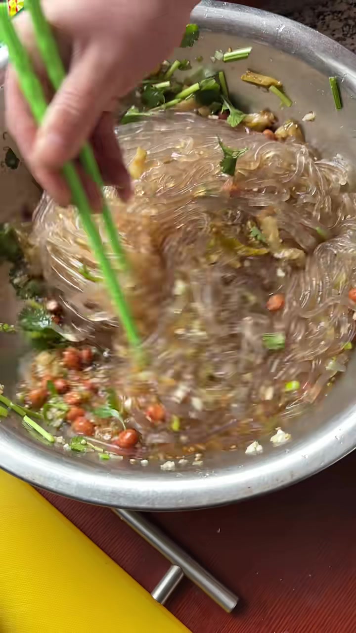 孩子想吃酸辣粉,你这又不吃辣的,酸辣粉不放辣的怎么吃!