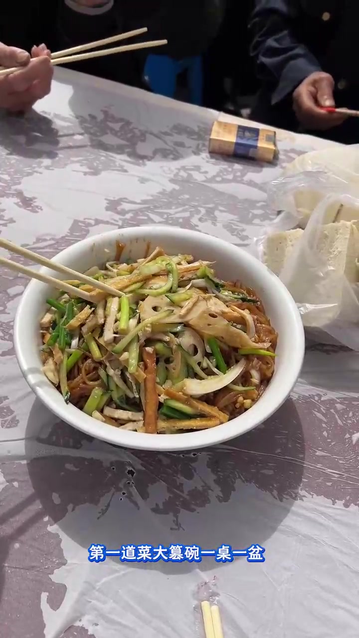 农村吃大席,必须八步赶蝉的速度,一步慢步步慢