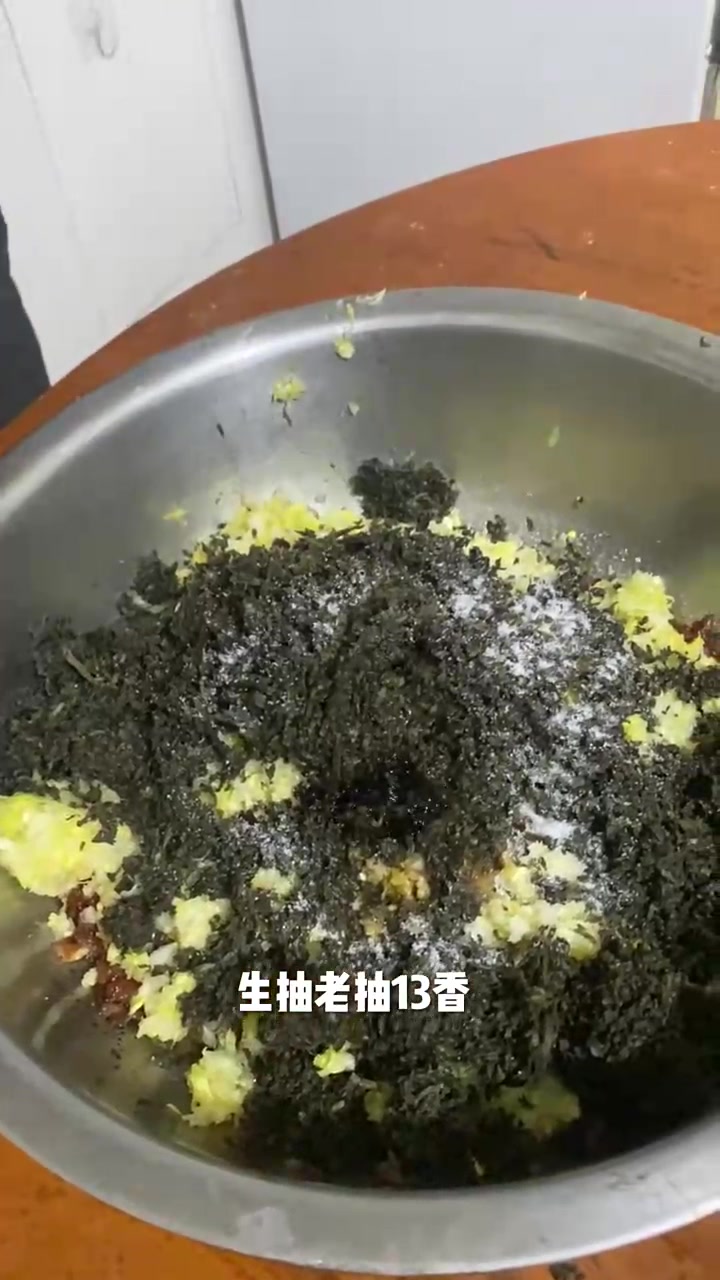 马子菜馅的包子,真好吃啊,怎么吃也吃不够……倩倩说吃三个,我吃五个你们信不……