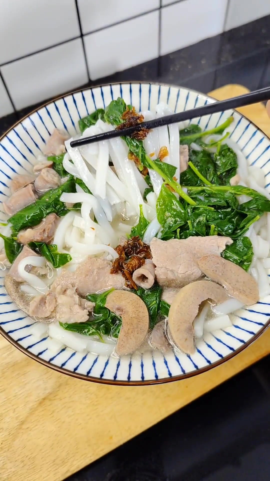 早餐来碗猪杂汤粉