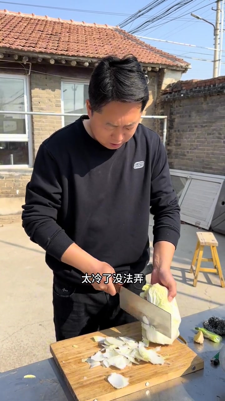 今天回来老薛买了排骨,做排骨炖干豆角,婆婆熬了一盆高粱饭