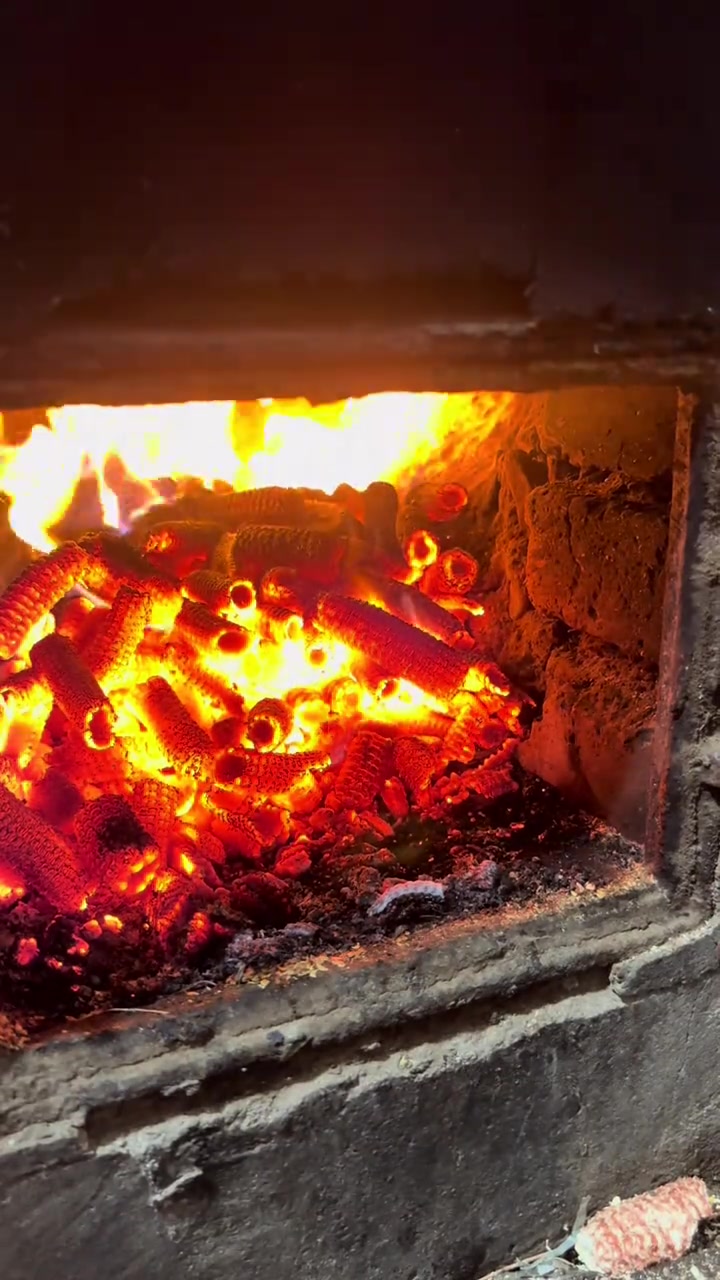 「手擀面条」老妈做的手擀面,咸菜肉卤和韭菜鸡蛋酱卤