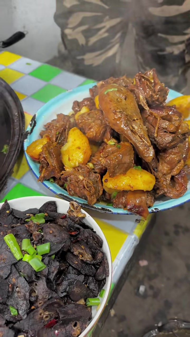 大鹅炖土豆干煸肺子还有血肠蘸蒜酱