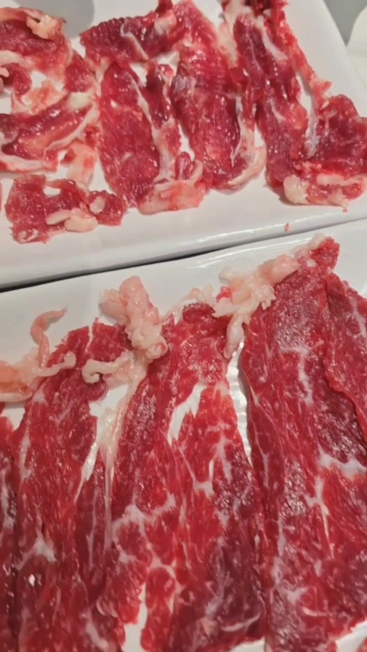 午餐吃潮汕牛肉火锅,现点现切牛肉焯十秒八秒入口嫩滑肉味浓郁!