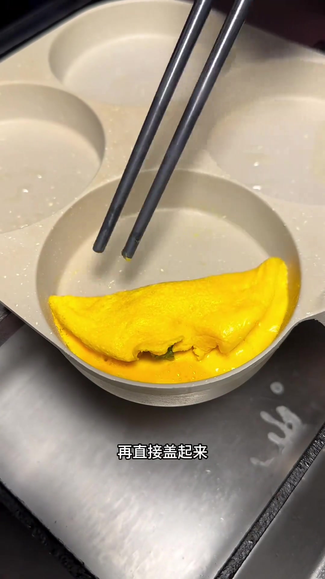 这个天气煮上一锅蛋饺三鲜汤,汤鲜味美,大人小孩都喜欢,还烧了个爆炒风干鸡,咸香入味,越嚼越