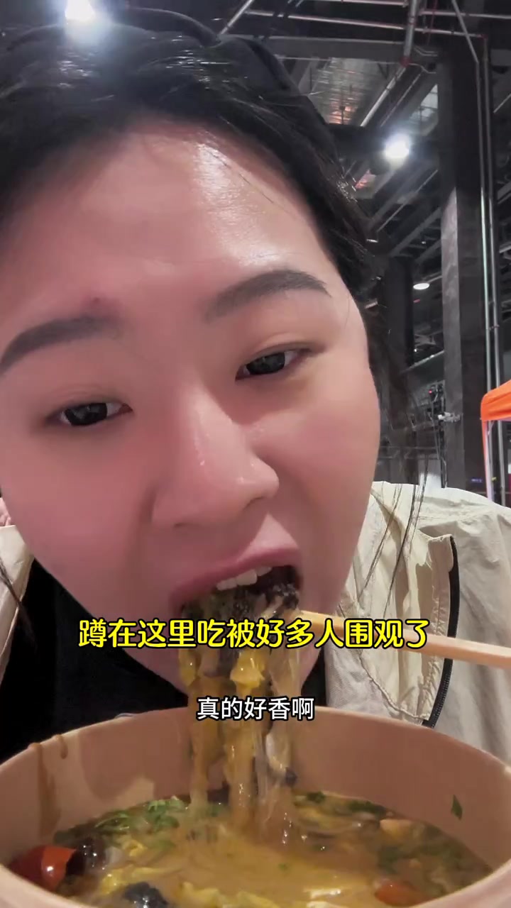 早上婆婆做了好吃的羊蝎子,下午带老公去看他人生中第一车展,晚上公公给我们做了巨好吃的韭菜大