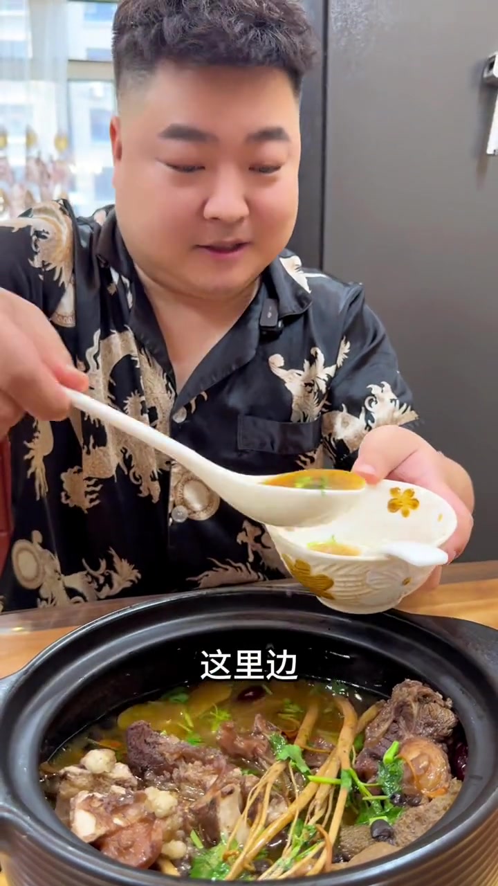 媳妇要吃滋补汤,做一道黑豆牛尾汤,正好张哥也来吃