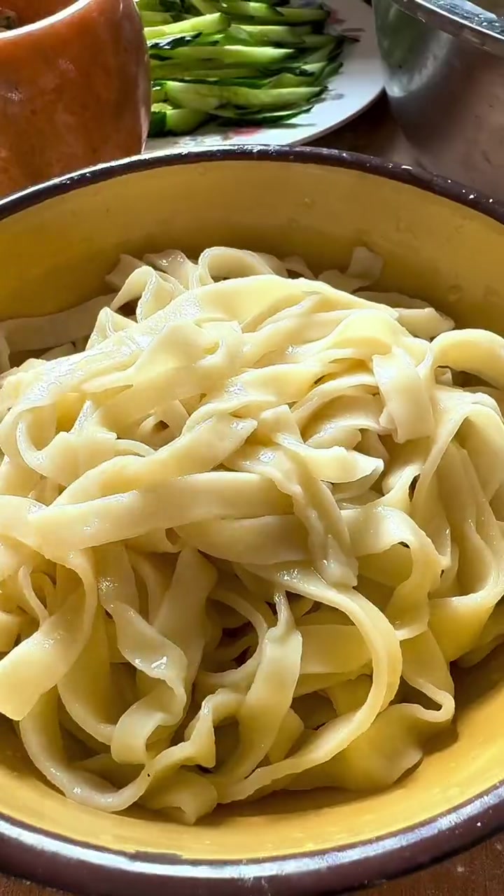 河南蒜汁捞面条,可惜你不是河南人,不知道荆菜蒜汁捞面条有多好吃?