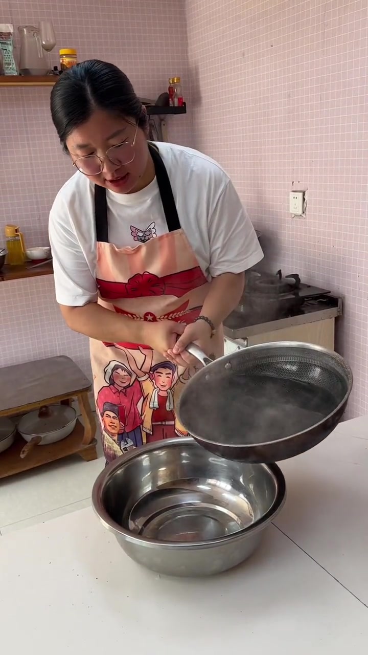 攒了两个多月的鸭蛋,今天都腌上咸鸭蛋,二十多天以后就可以吃啦