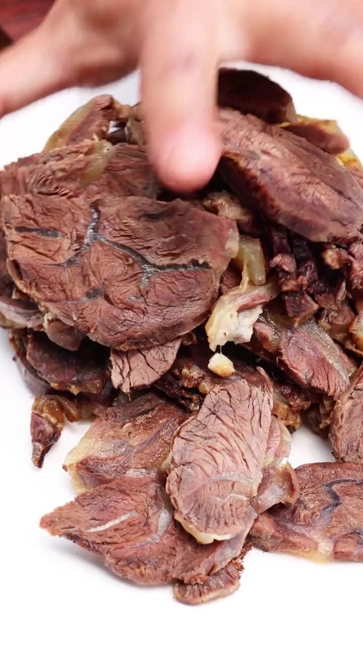 农村酒席上你们最喜欢的一道菜是不是回锅牛肉?麻辣鲜香,回味无穷!