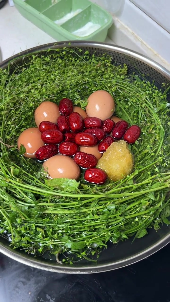 今天给大家分享“荠菜花煮鸡蛋”小时候家里老一辈人都爱吃,大家吃过吗?