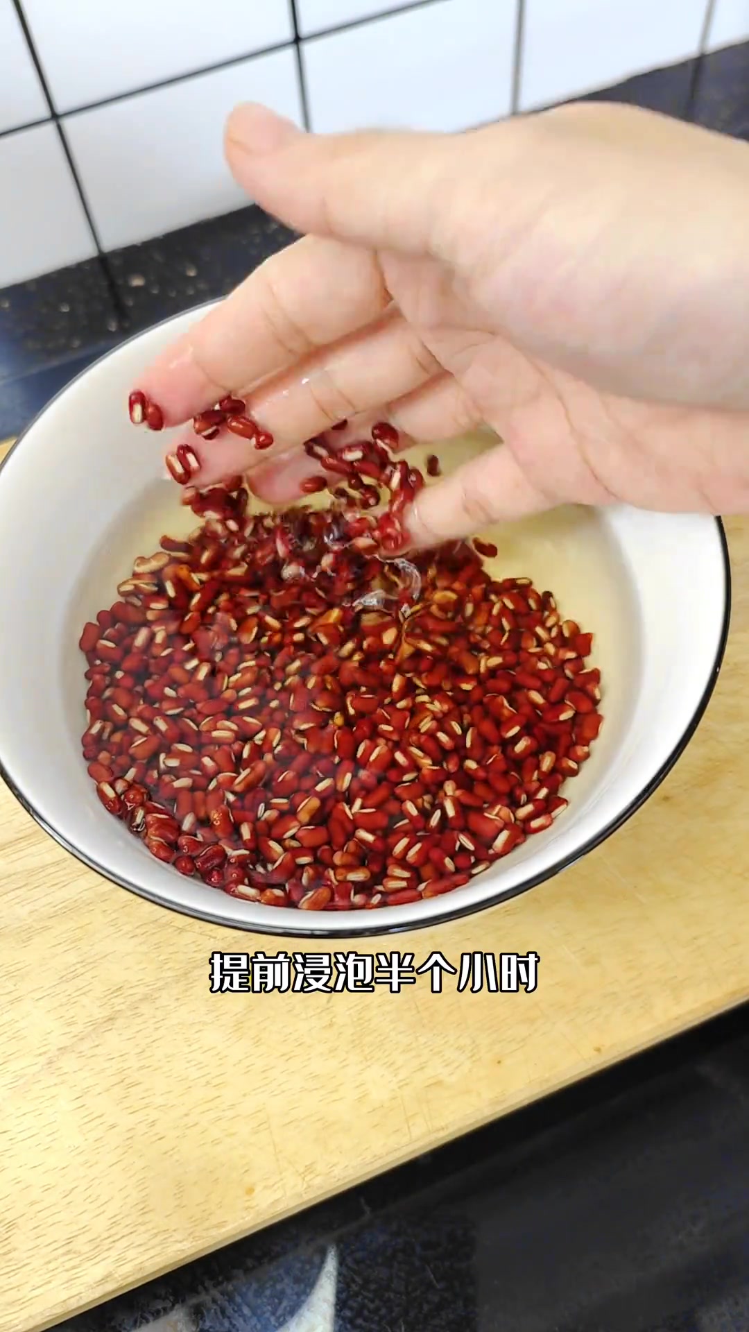 夏天适合喝什么汤？安排粉葛赤小豆鲫鱼汤