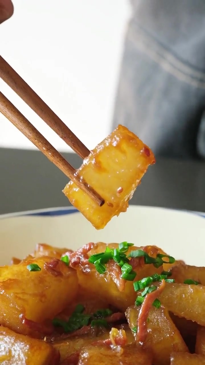 炒香后的火腿和姜的香味~充分融入到每一块冬瓜里,给红烧冬瓜的