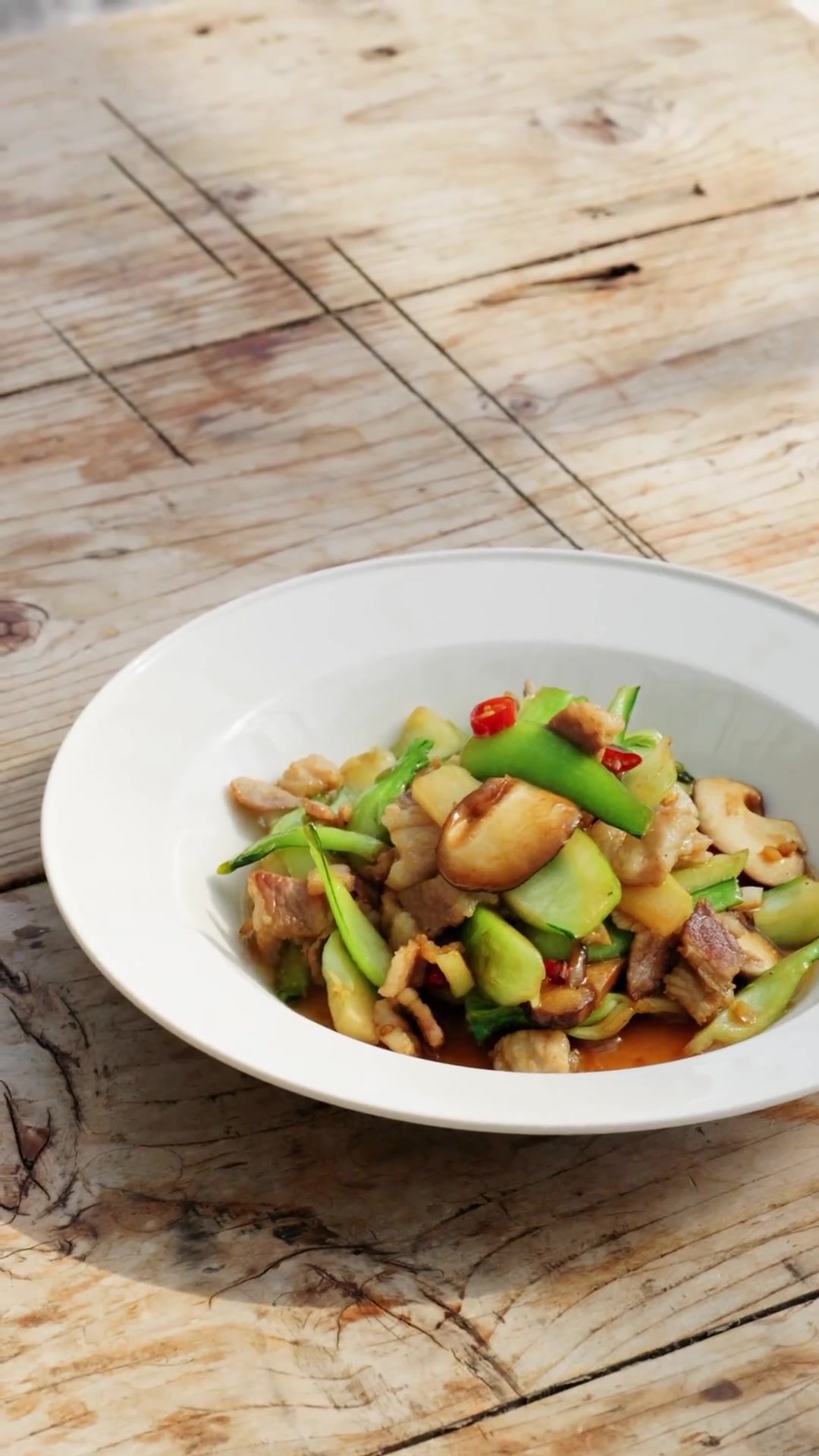 青菜蘑菇,屋顶上的青菜在打霜以后吃起来口感软嫩