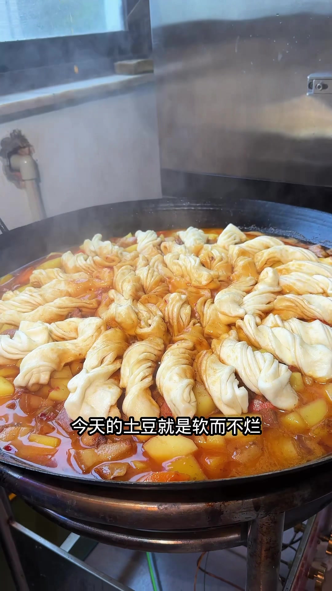 工地大锅饭土豆红烧肉焖花卷,土豆软入口即化,花卷吸满了汤汁