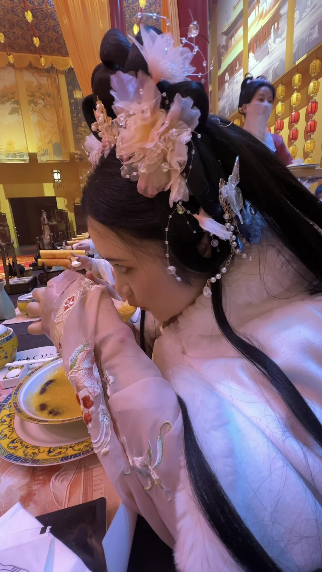 在重庆旅游,女儿花2000元带我们穿越古代吃饭,体验感太好了