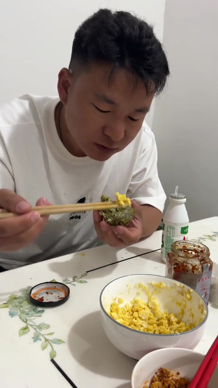 幸福是什么,幸福是不吵不闹,一个温馨的家,才是小美满,媳妇想吃什么,我不会,我可以学做给她