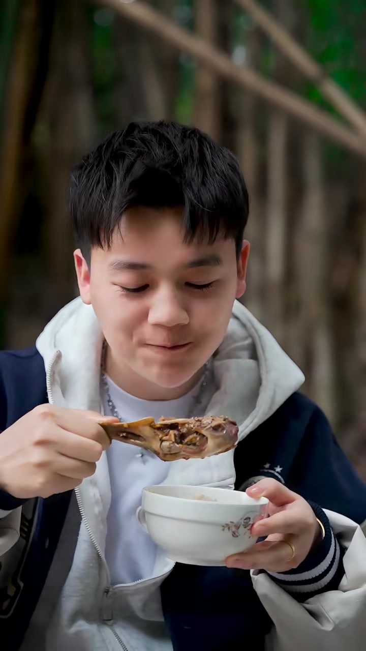 重庆来了一个好朋友,阿米做铁锅炖大鹅招待,土锅土灶别有一翻风味