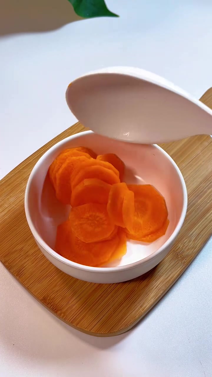 1岁+宝宝辅食一锅蒸 胡萝卜蒸肉沫,搭配蒸蛋和主食白米饭,有菜有肉一锅出。简单方便又营养