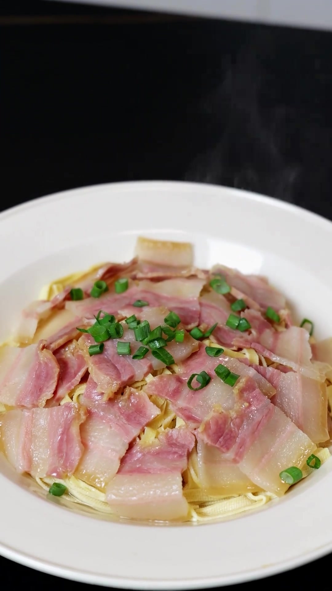 咸肉蒸百叶:咸香汁水融入千张丝,口感软弹