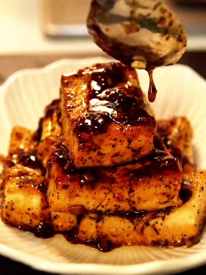 用世界三大美食之一的黑松露做家常煎豆腐真的是简单又好吃