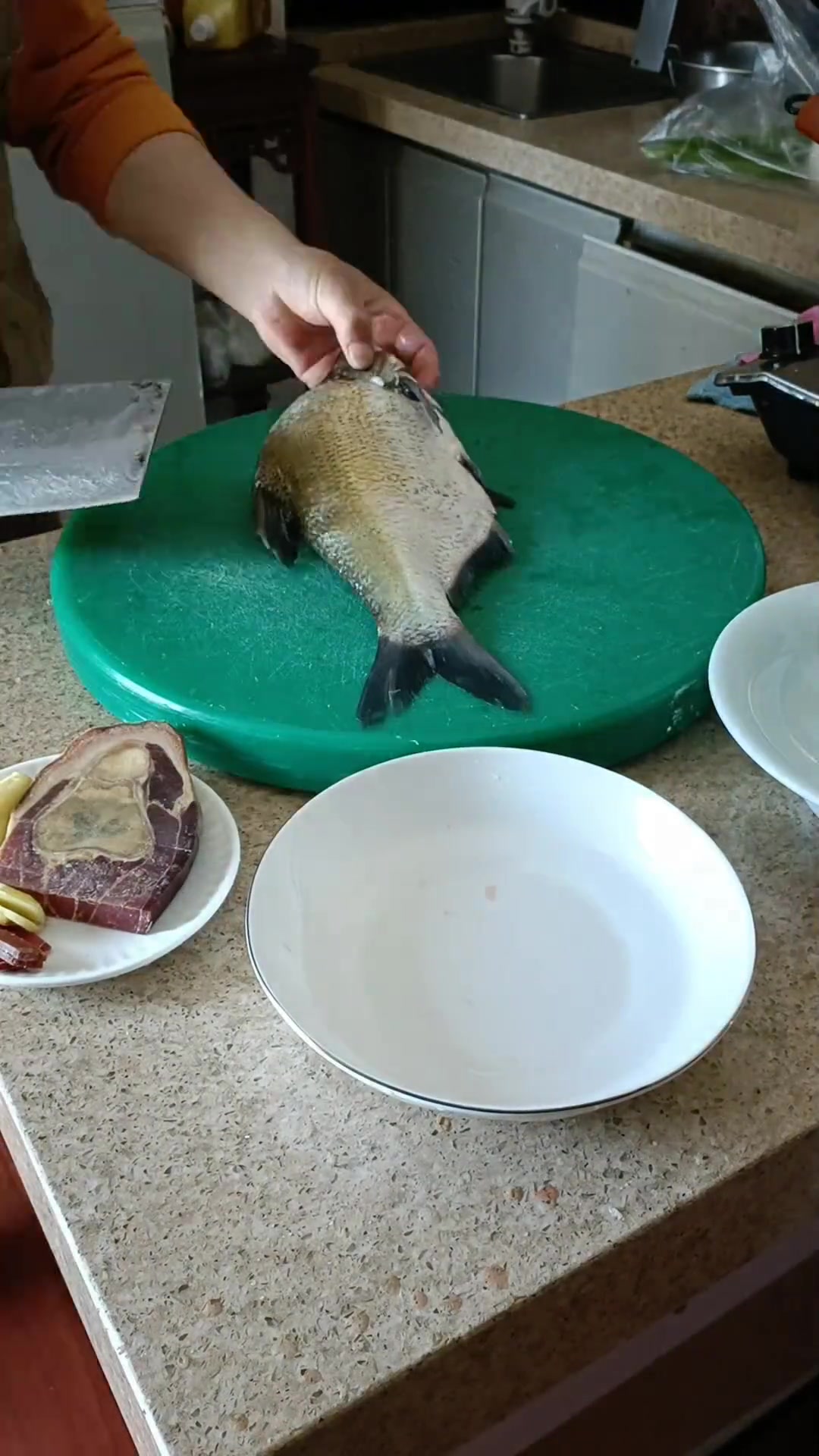 鳊鱼二吃:水库鳊鱼肉鲜美无腥味儿,受到广大食客的欢迎