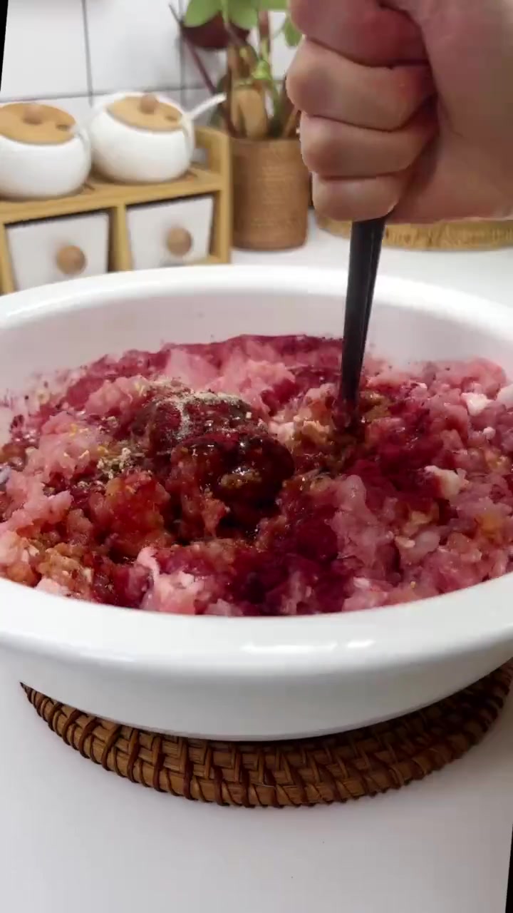 家里孩子爱吃烤肠,今天来做糯米肠,真的太好吃了