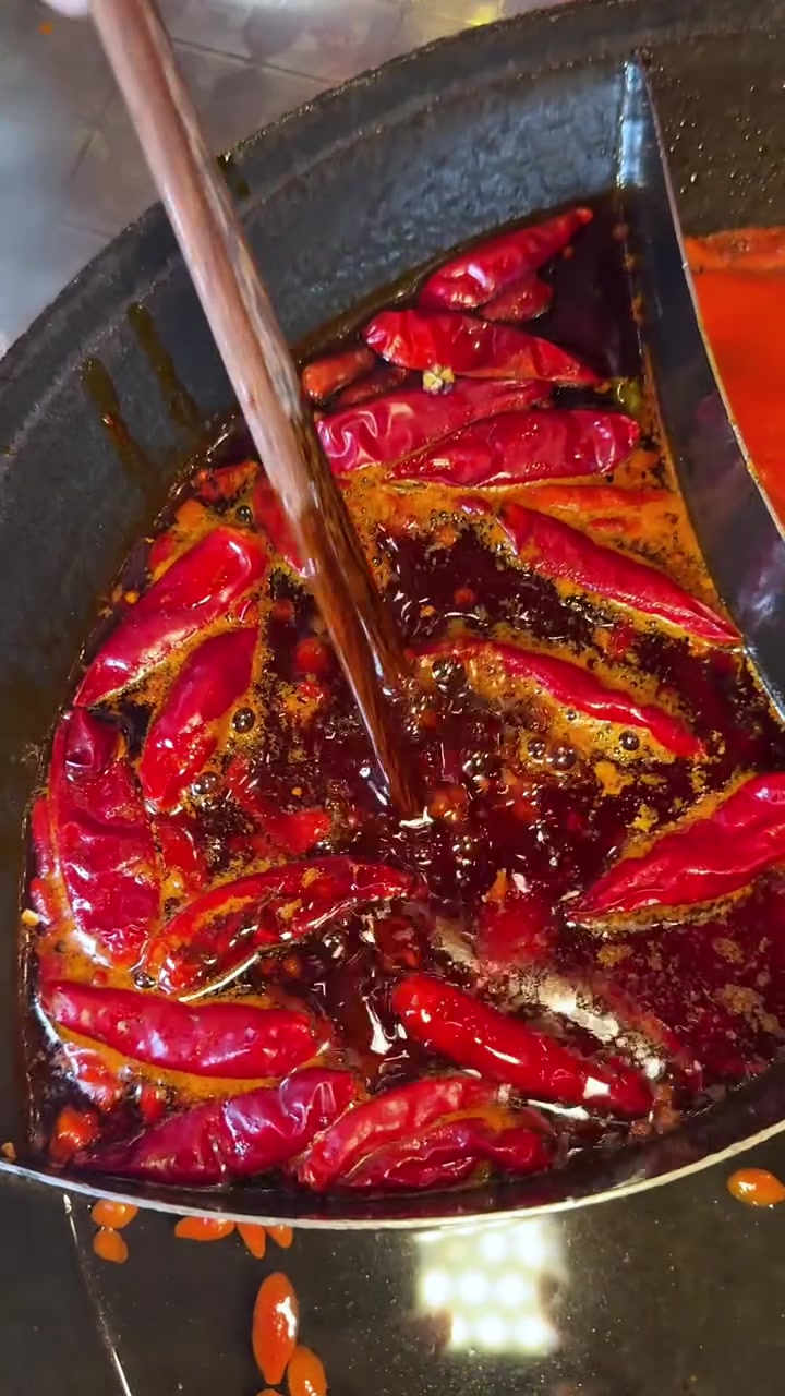 重庆老火锅下裹满辣椒的肉片!一整个爆辣