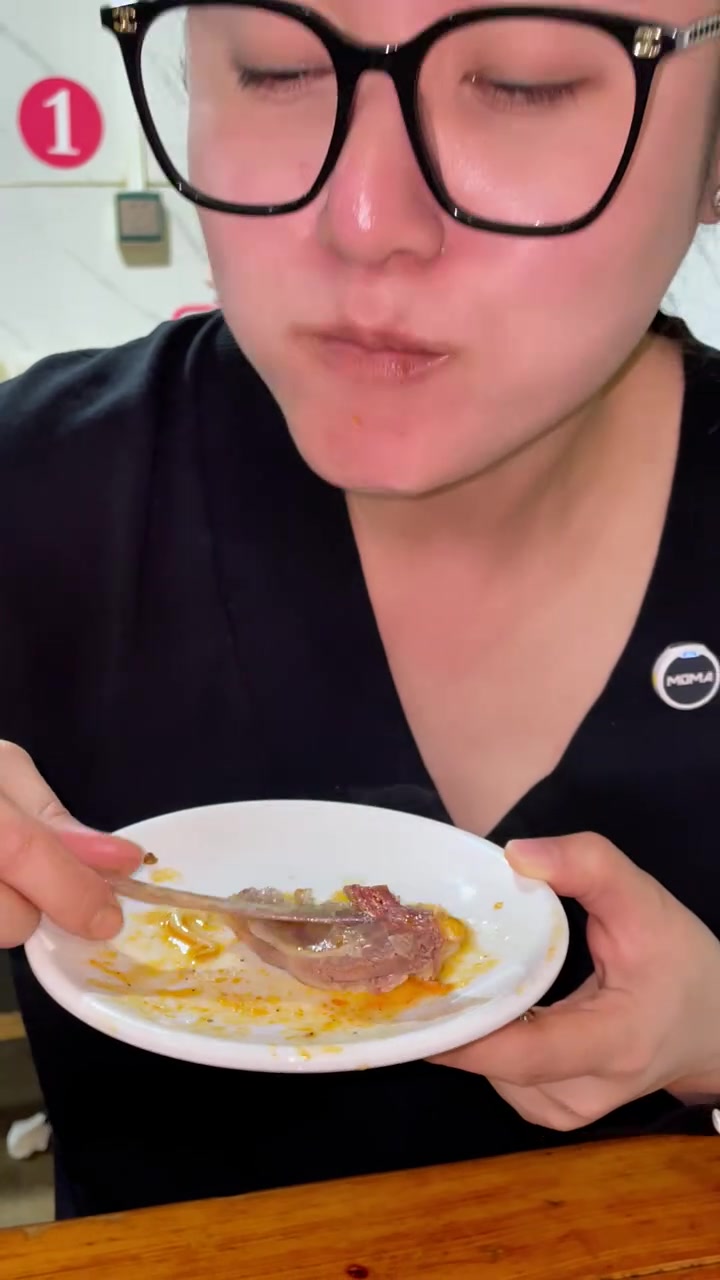 去吃徐州鼓楼区羊肉馆老字号 招牌蘸水羊肉 烧羊排 鲜嫩多汁 环境一般 但是生意非常火爆!