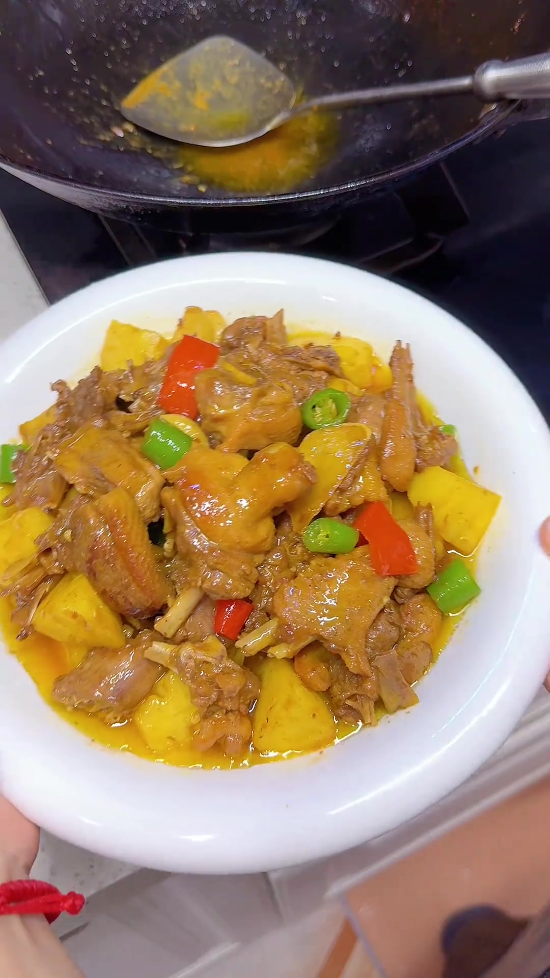 海南的凤梨真的好好吃,拿来炒肉也是很赞,今天做的凤梨炒鸭肉,煎了苦瓜蛋、炒芒果螺,还煲了个