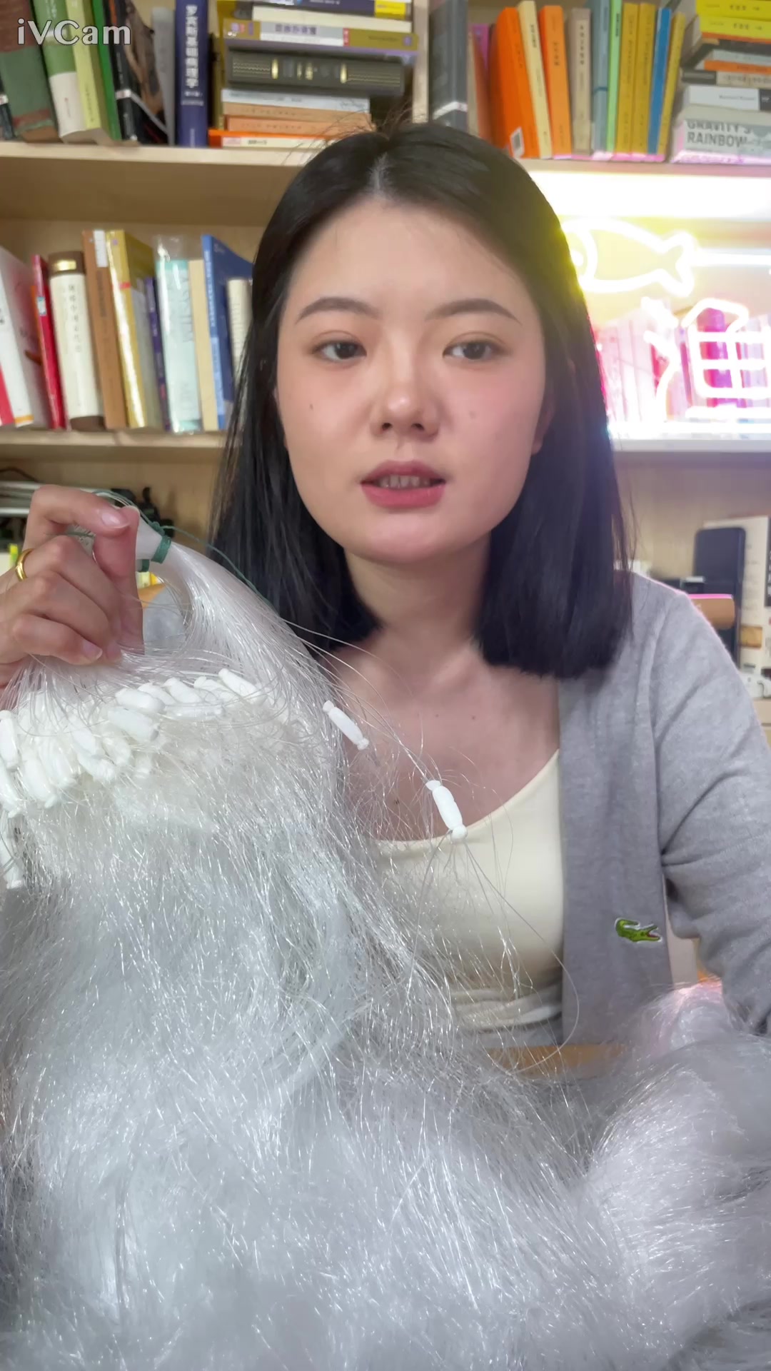 小河里布置拦河网捕鱼,经过一顿驱赶,收获许多鱼