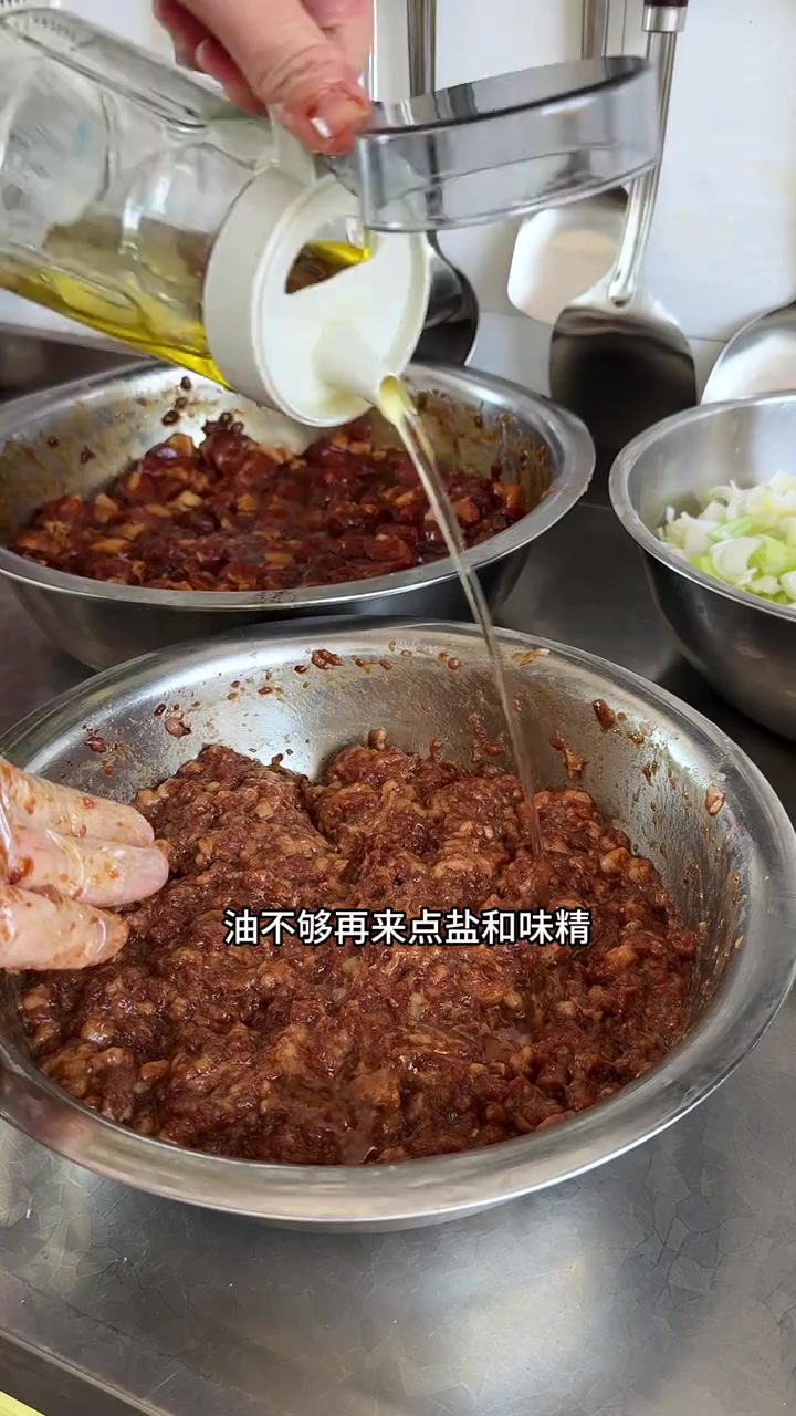 今天做了芽葱酱肉大包子,一口气吃三个太香了