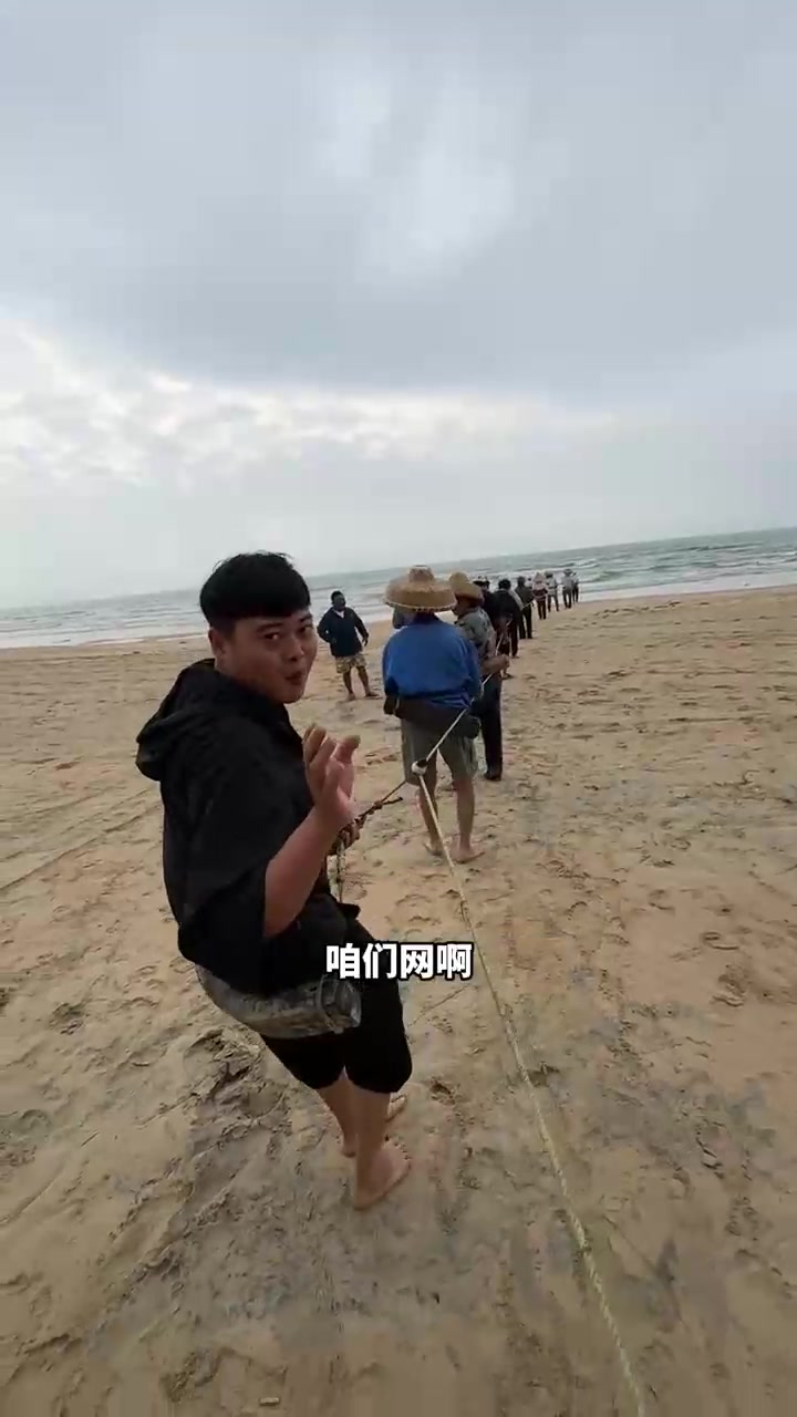 花2000在海里拉千米大网,没想到碰到带鱼群,把网都撑破了