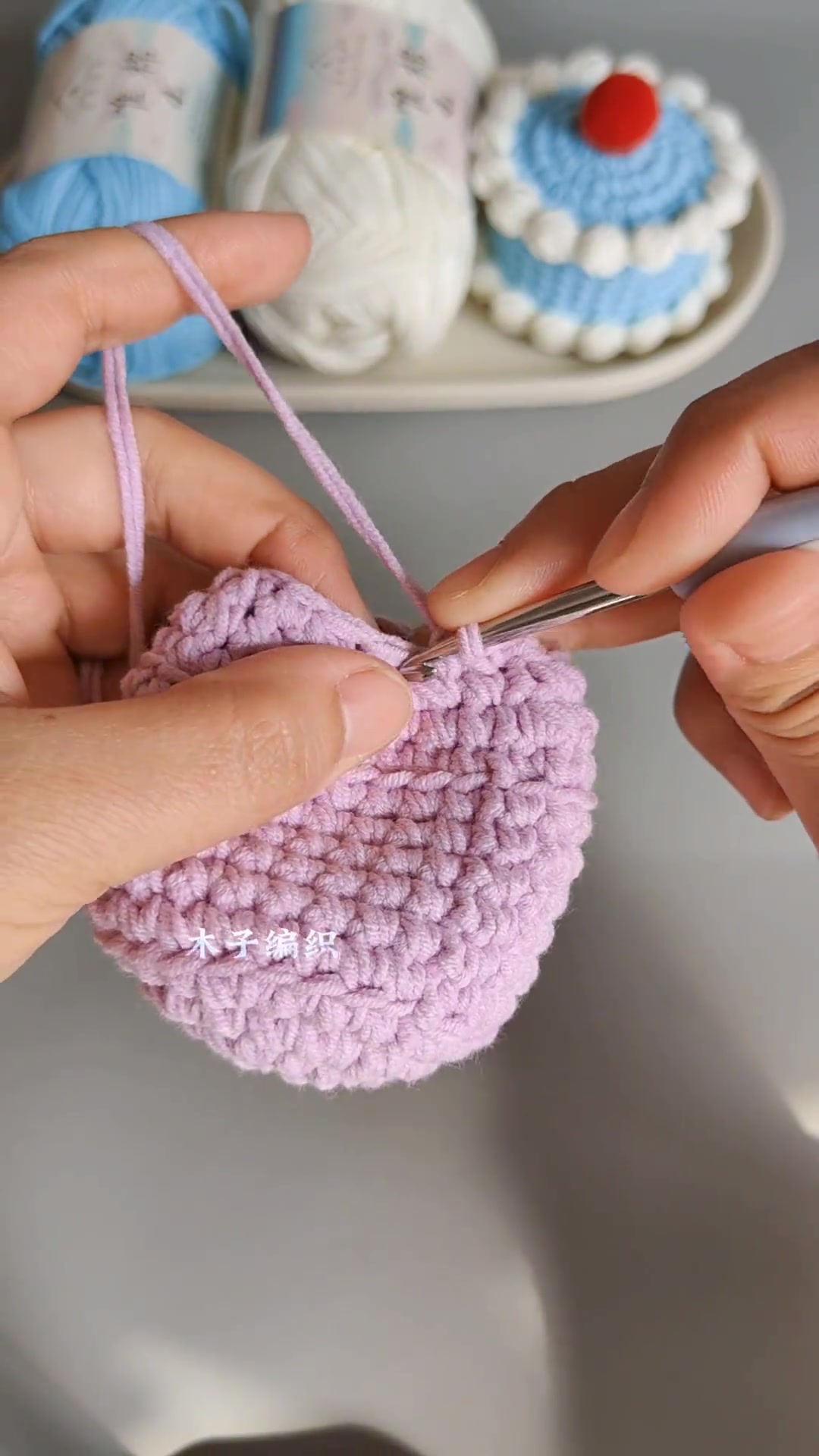 蛋糕挂件教程 采用苏苏姐家四股棉双股钩织,色号:04浅紫、06乳白、47天蓝,钩针4.0和