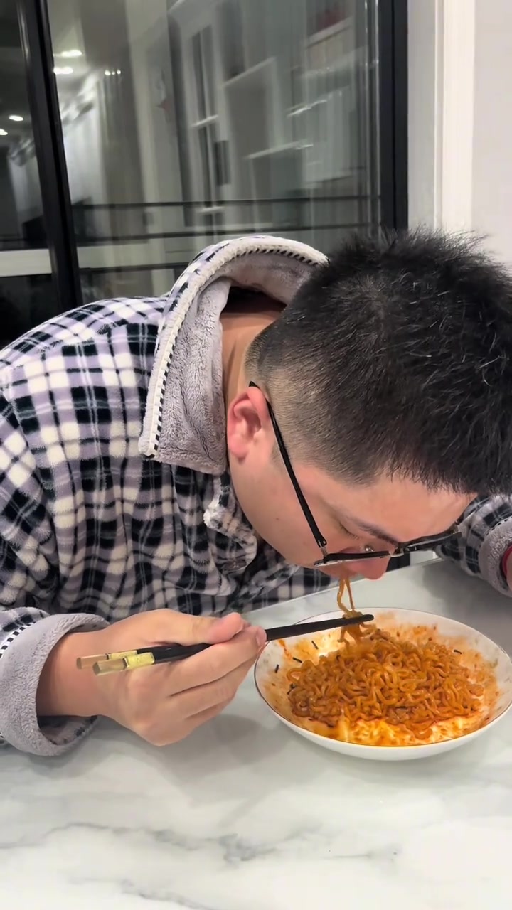 小伙深夜吃三倍辣火鸡面