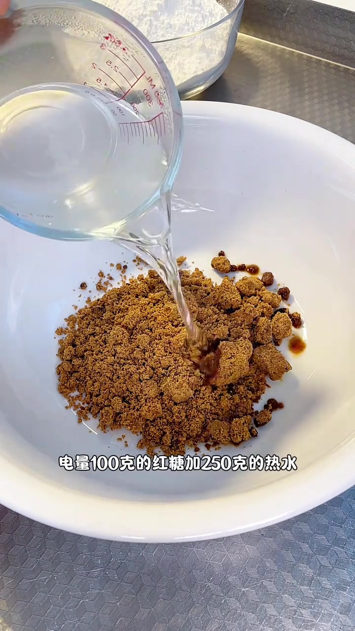 一次开花的红糖馒头,香甜暄软,加上红枣口感更丰富