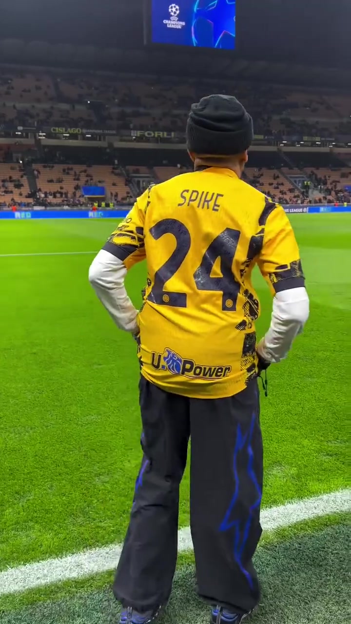 好莱坞大导演斯斯派克·李亲临国际米兰主场观看欧冠比赛