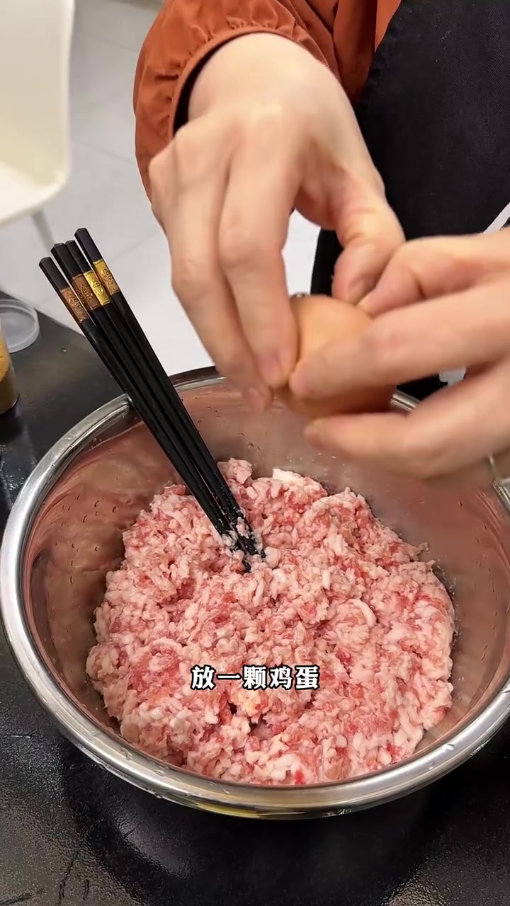 70后的妈妈带着闺女和儿媳妇去挖荠菜,要给我们做包子吃,家人们你们吃过荠菜吗……