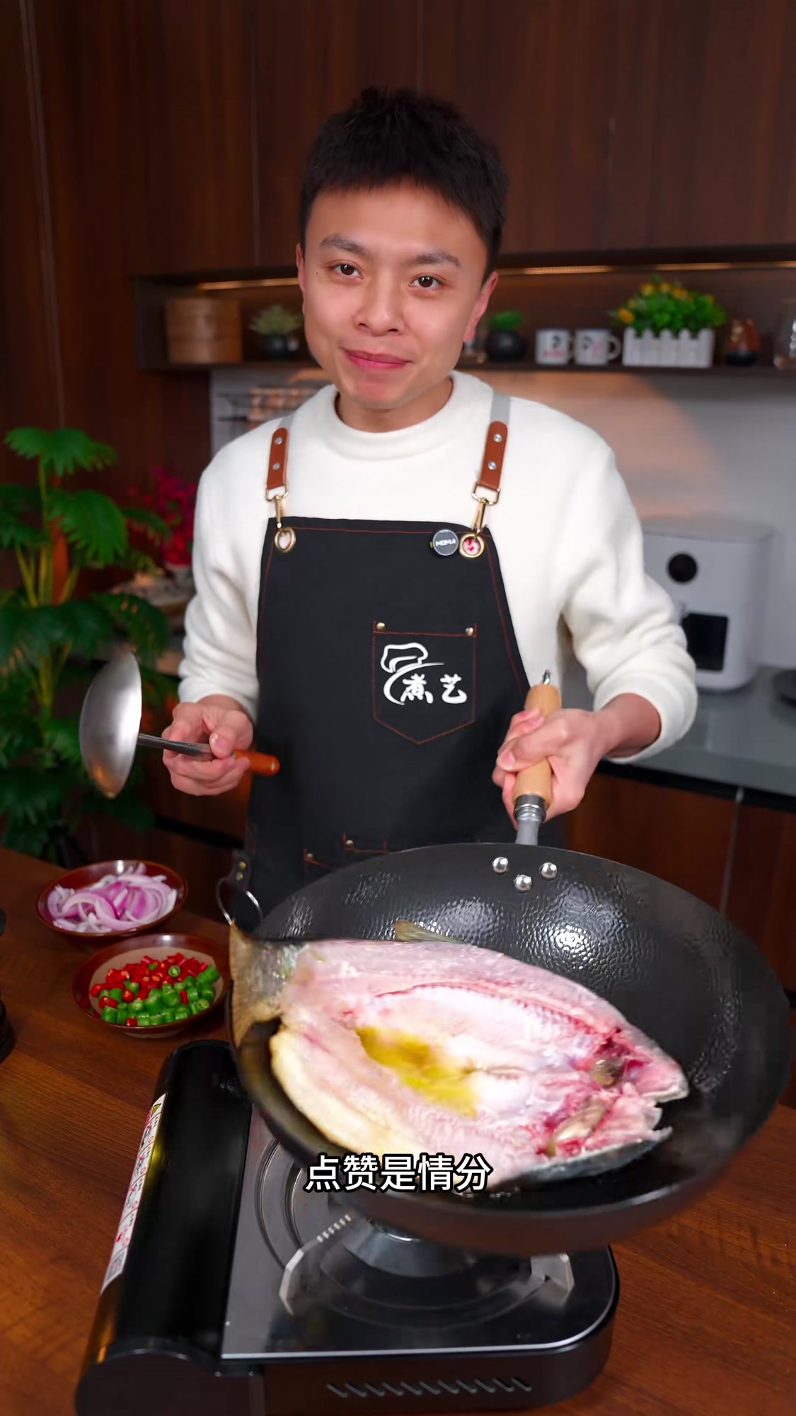 重庆香辣烤鱼 当现杀活鱼跳进麻辣岩浆池