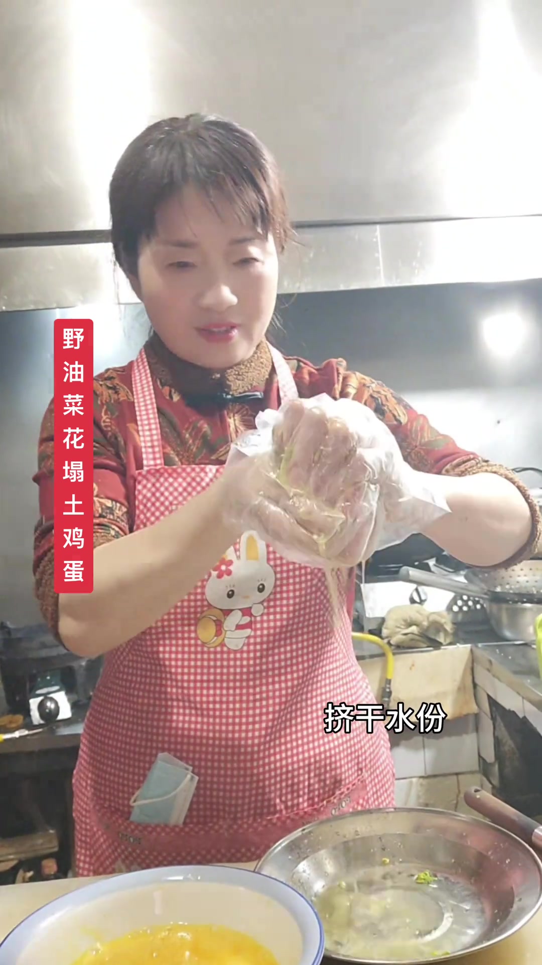 现摘野油菜花散养土鸡蛋,金黄搭配,下锅炫两圈,往盘里一翻