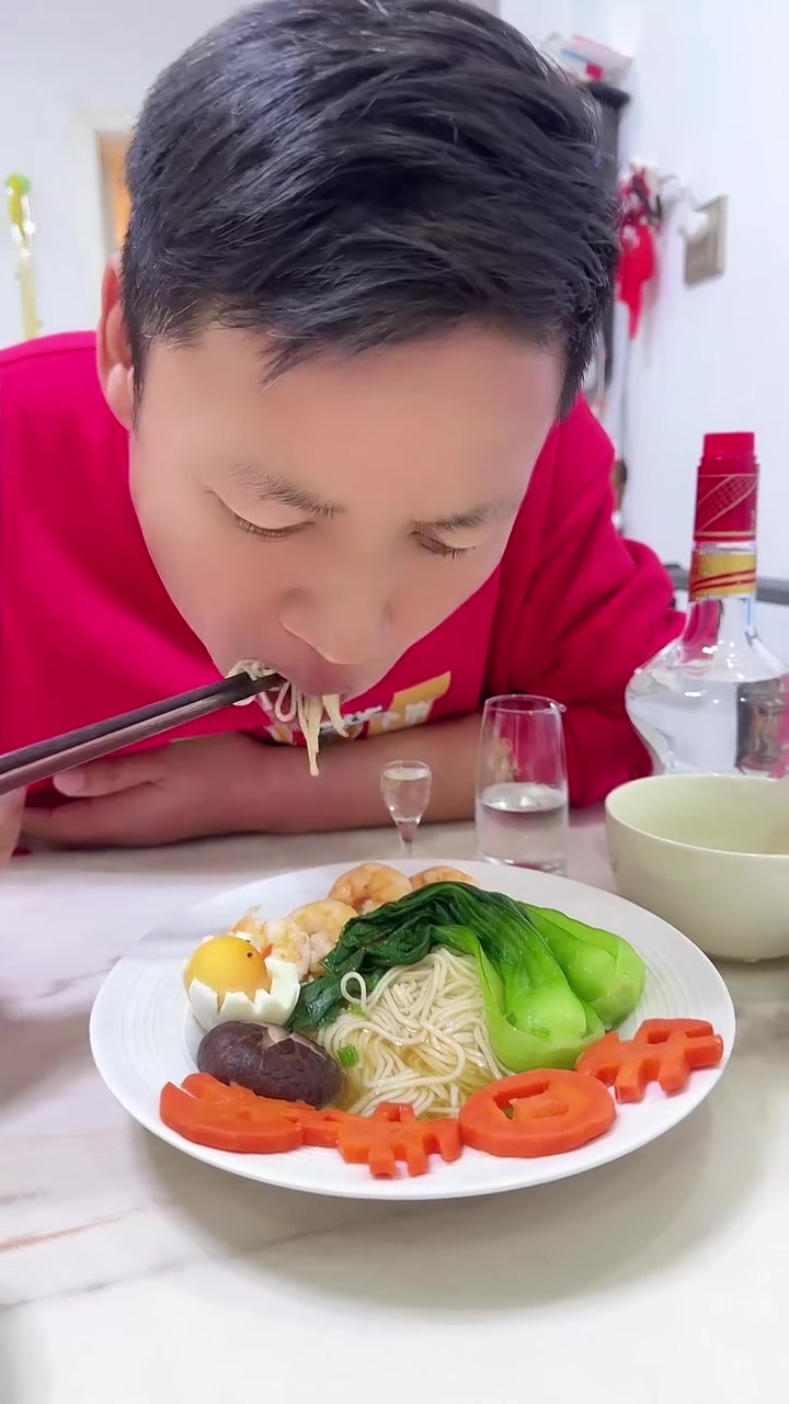 今天给老公做了生日面还有孩子爱吃的爱心厚蛋烧紫薯吐司馒头早餐营养早餐辅