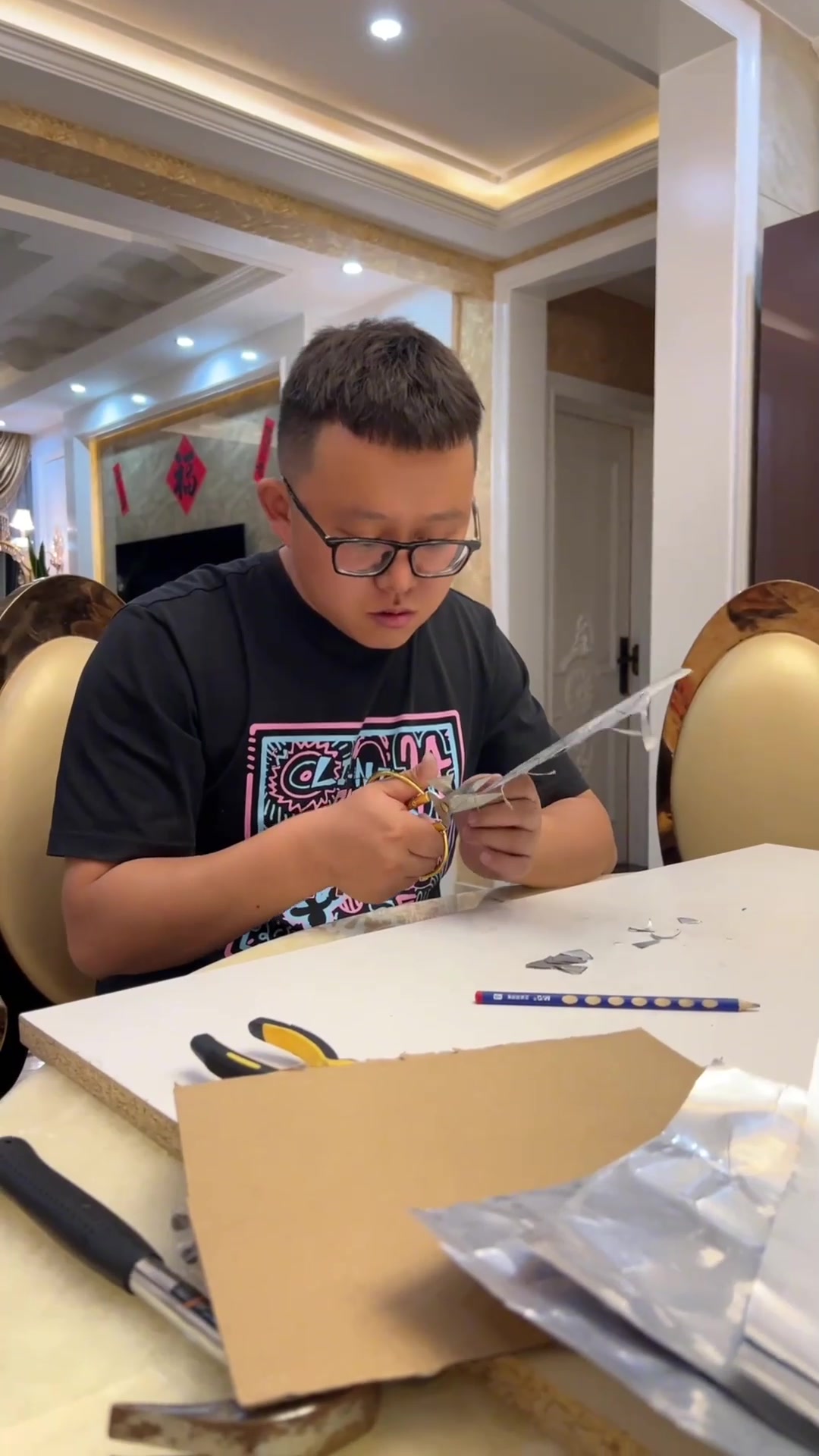 小崔同学拿易拉罐做个苗族头饰,真的太好看了,大家看看怎么样