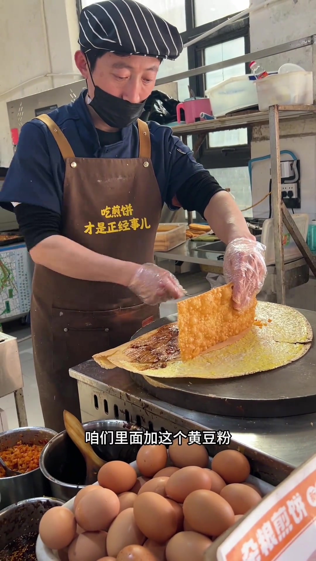学会这个小技巧,杂粮煎饼做出来金黄酥脆,凉了也不硬