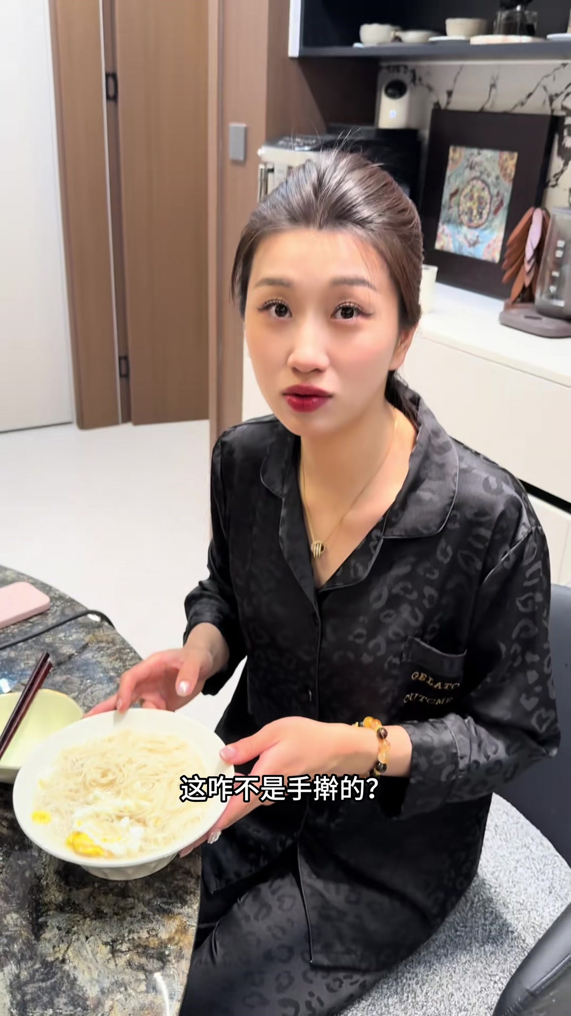 涮火锅虽美味,不及他的手擀面香