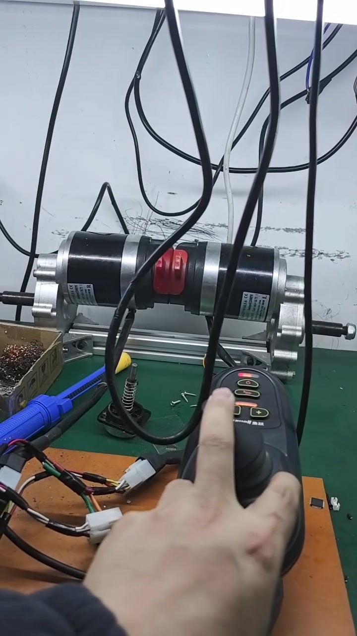 收到一个鱼跃的轮椅控制器,纸条的故障是控制器能开机,但是电机不转,我们测试的结果是控制器没