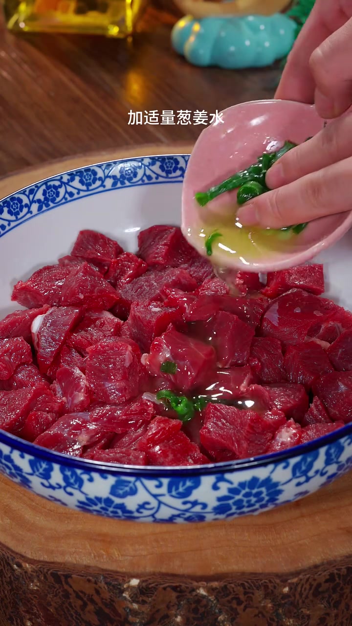 现在正是吃菠萝的季节 你可以像我这样给孩子们做一道菠萝牛肉粒 鲜香滑嫩 还带着菠萝的清香 